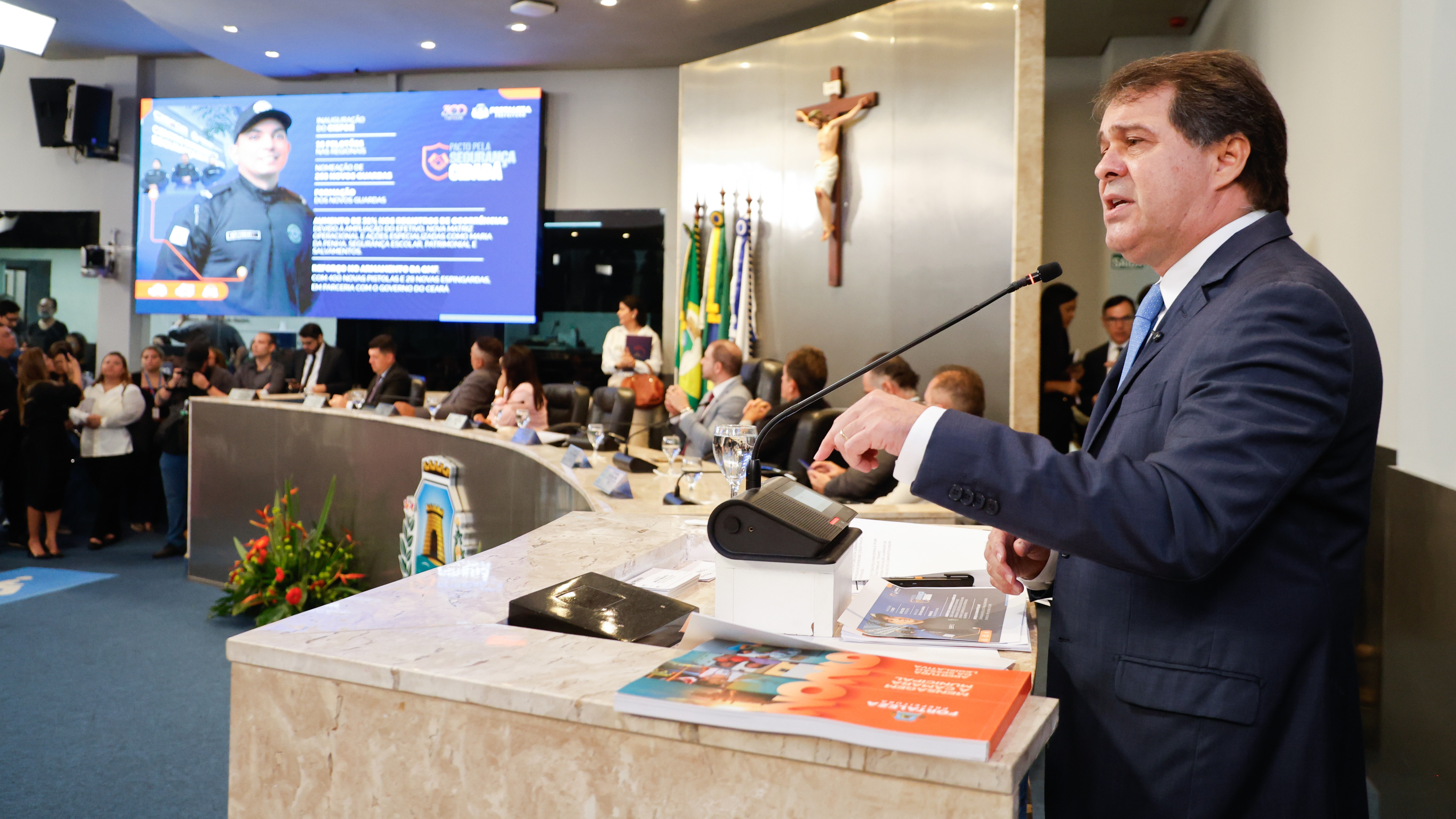 prefeito Evandro falando no plenário da Câmara